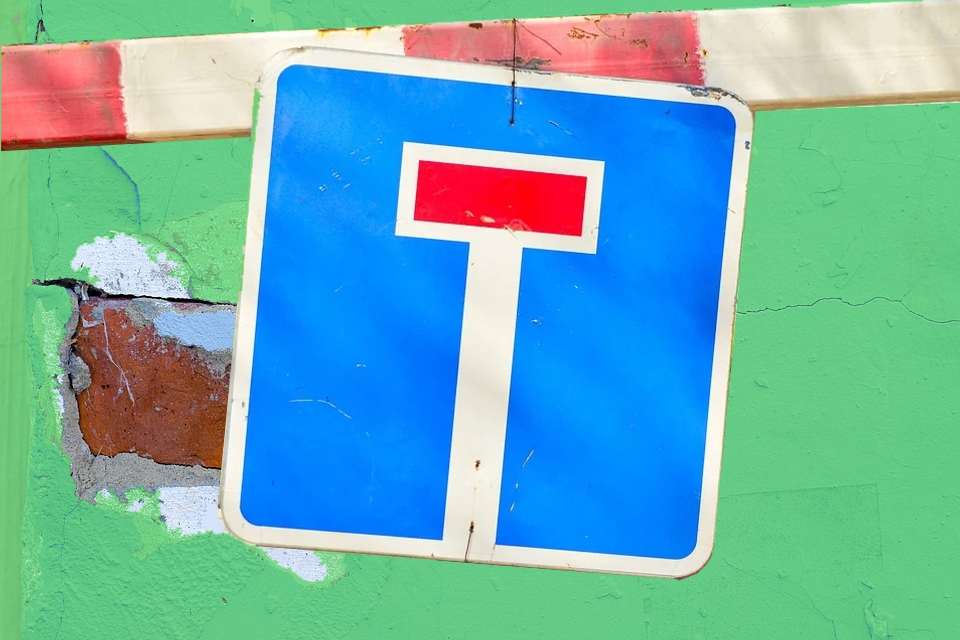 Verkehrsschild Sackgasse vor grüner kaputter Wand